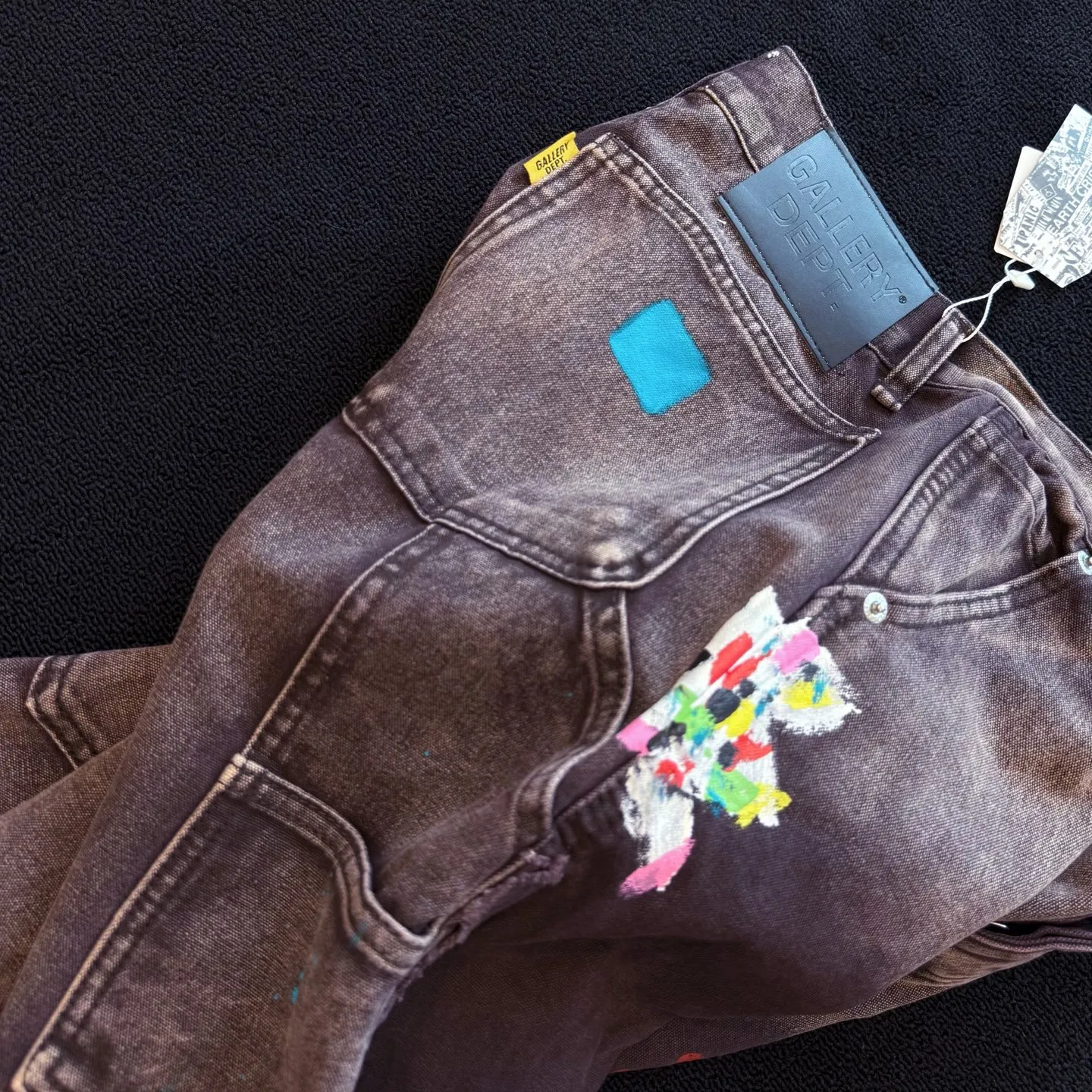 P230 model number: D404 GALLERY DEPT micro-flared distressed distressed jeans, three-dimensional version, loose and comfortable, not picky about body shape, factory precision, original factory quality control, same style for men and women, can be matched with couples, versatile recommendation, must-have denim for all seasons, made of heavy-duty washed pure cotton denim fabric. After washing, it is soft and thick, very stylish when worn. Size: 28, 30, 32, 34, 36 (S-XXL) Color: Splicing Size reference # 28 pants length 100 waist 72 30 pants length 102 waist 76 32 pants length 104 waist 80 34 pants length 106 waist 84 36 pants length 108 waist 88